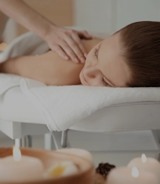 Wellness SPA-масаж у Noelle Київ Жінка під час wellness SPA-масажу в Noelle Київ у спокійній атмосфері релаксу.