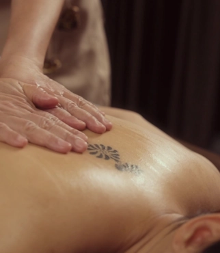 Wellness SPA-масаж у Noelle Київ Жінка під час wellness SPA-масажу в Noelle Київ у спокійній атмосфері релаксу.