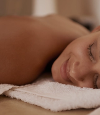 SPA-комплекси для розслаблення у Noelle Дівчина під час комплексного спа-ритуалу у клініці у Noelle