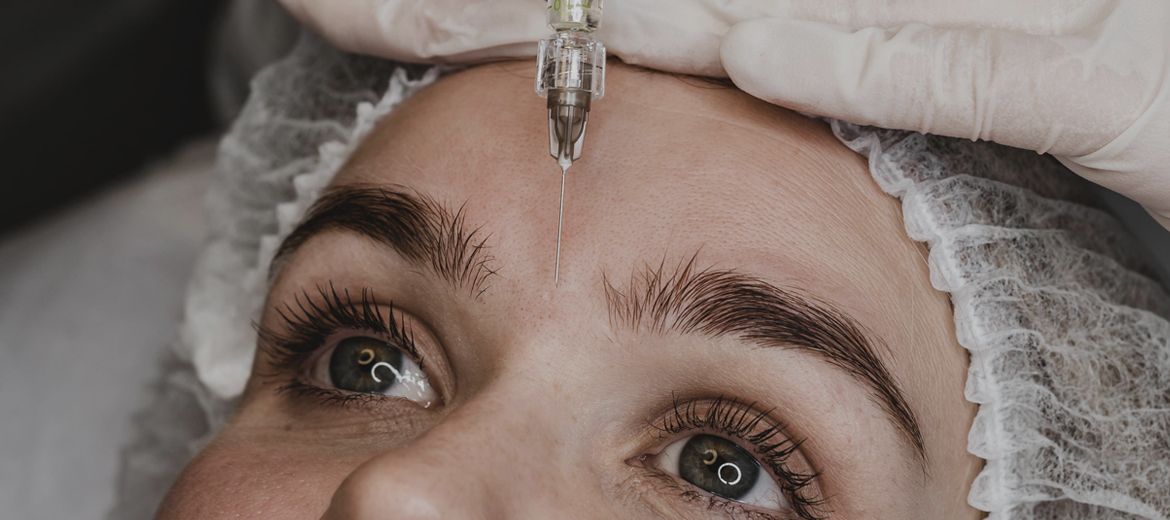 Лікар-косметолог проводить процедуру ін'єкційної біорегенерації шкіри