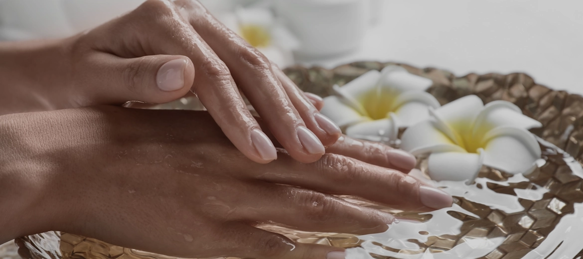 Процедура живильного SPA-масажу рук для  у Noelle