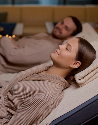 Відкрийте для себе найкращі SPA-програми для релаксації і оздоровлення Чоловік і жінка відпочивають під час SPA-програми у Noelle