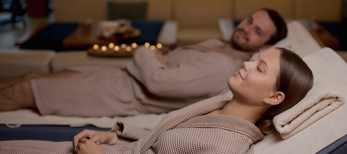 Преміальні SPA-програми в Києві у Noelle Естетика відпочинку та релаксу: пара відпочиває на шезлонгах під час проходження комплексних спа-програм у Noelle