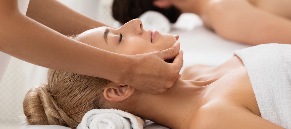 Лімфодренажні SPA-програми в Noelle Процес виконання розслаблюючого масажу обличчя та шиї у Noelle.